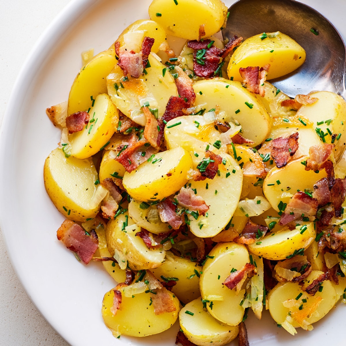 Würzig, geräuchert, köstlich! Bild von hausgemachtem deutschem Kartoffelsalat, ideal als Beilage.