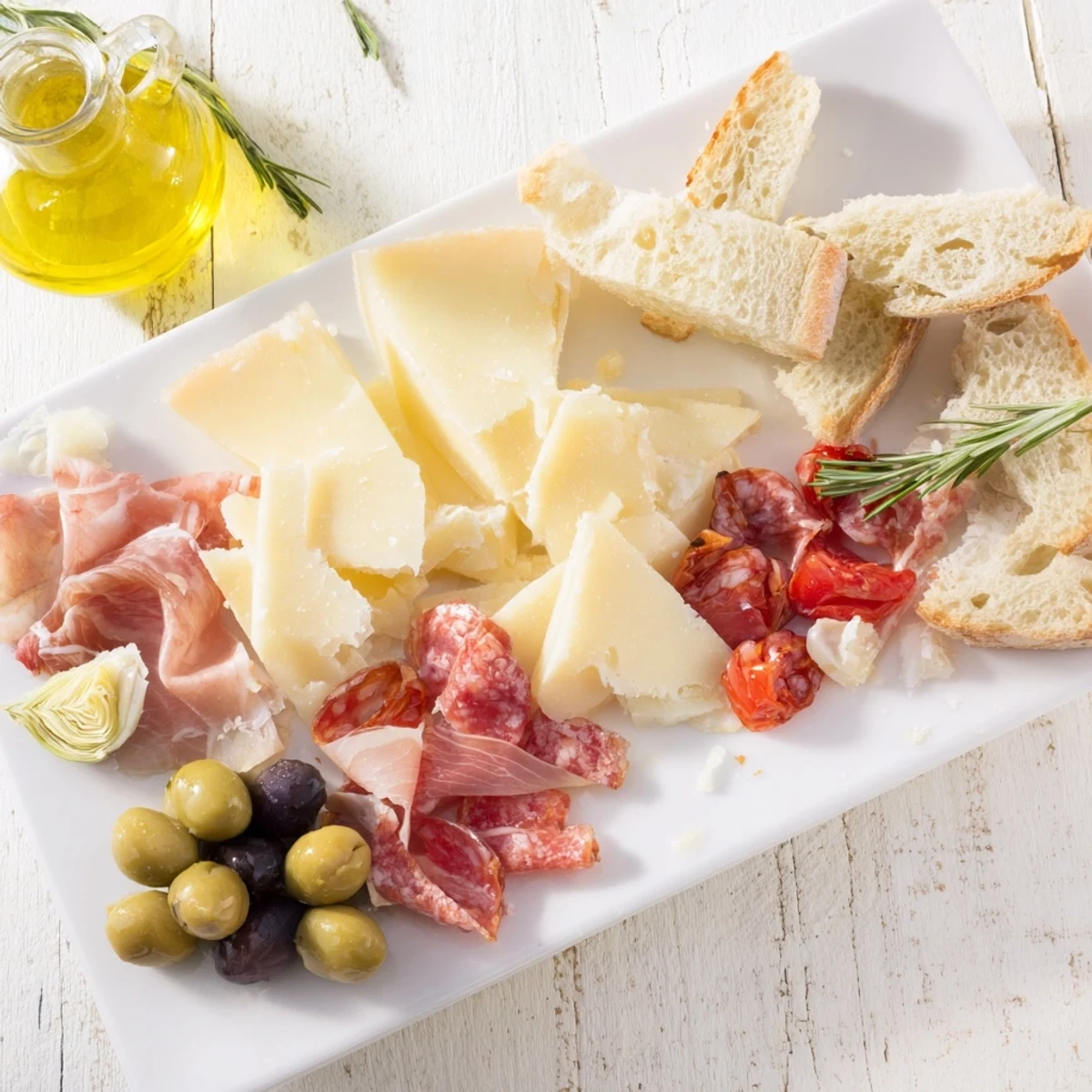 Deftige rustikale italienische Bauernbrett mit Käse, Brot und Wurst.