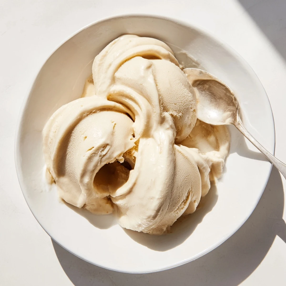 Cremiges 2-Zutaten-Bananen-Eis: Eine Schüssel voller gefrorener, pürierter Bananen, serviert als gesunder Genuss.