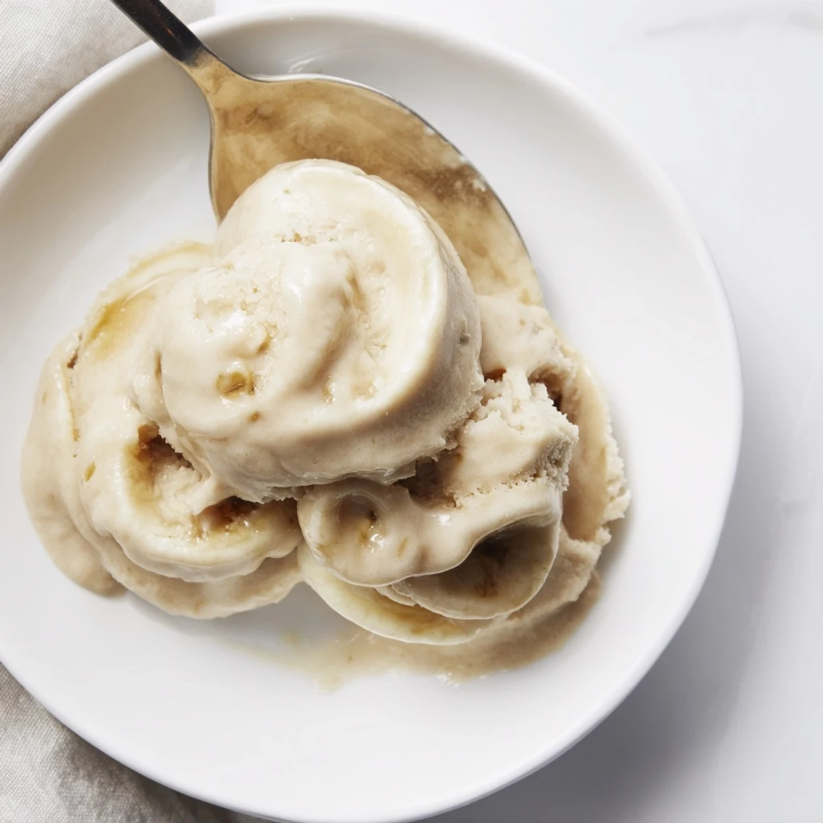 Köstliches 2-Zutaten-Bananen-Eis: Ein Blick auf das cremige Bananeneis, bereit zum Genießen für ein veganes Dessert.