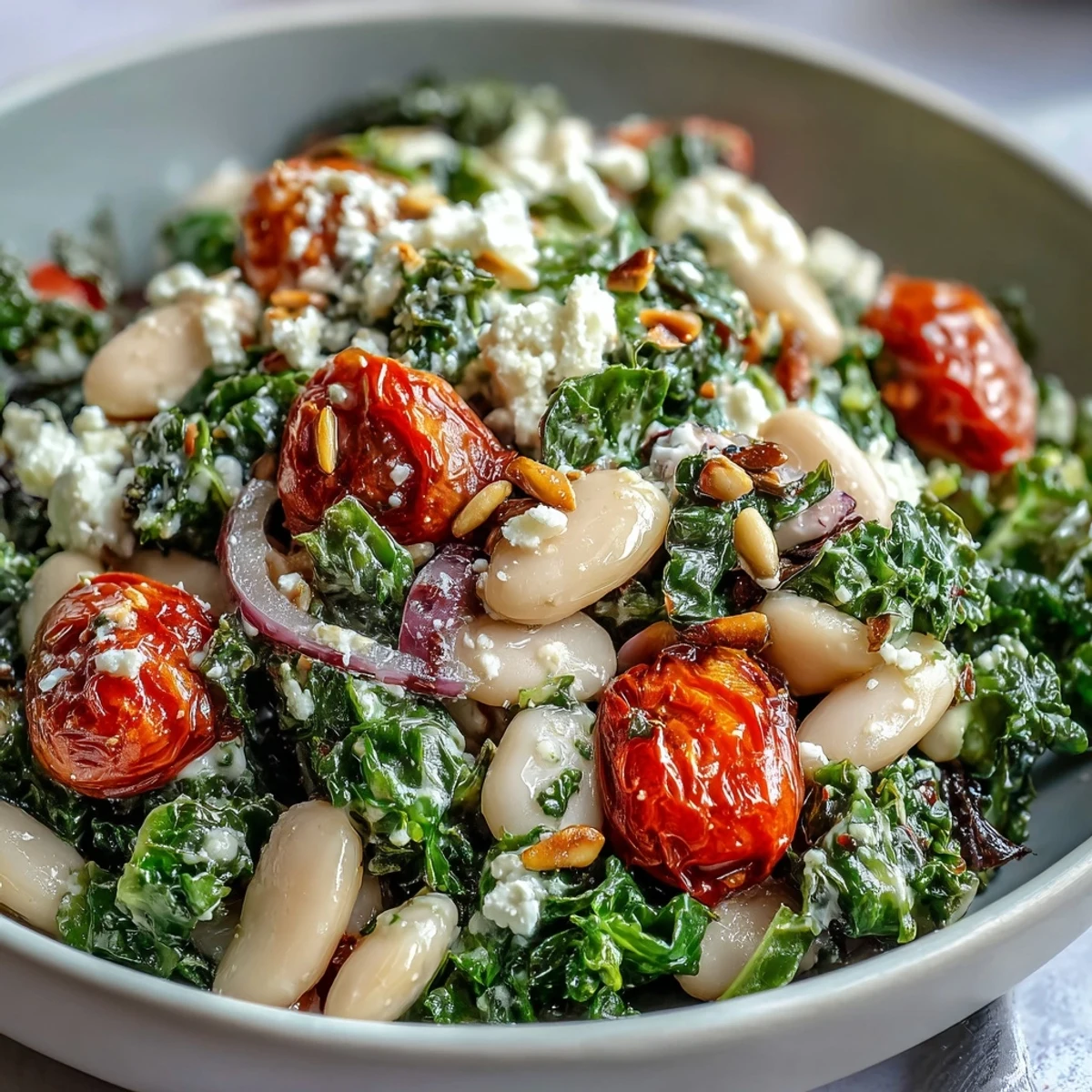 Ein nahrhafter Weißer Bohnen-Grünkohl-Salat mit Samen, bereit als Hauptgericht oder Beilage.