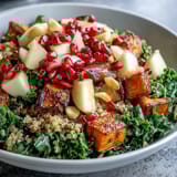 Dieser nährstoffreiche Kale Harvest Grain Bowl kombiniert weichen Quinoa, knackigen Apfel und eine würzige Vinaigrette.
