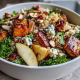 Fruchtiger Harvest Bowl mit nussigem Wildreis, gerösteten Mandeln, frischem Grünkohl und einer tangigen Balsamico-Dressing-Note für den perfekten Herbstgenuss.