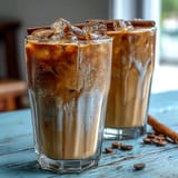 Genieße den Iced Hojicha Latte, cremig mit Milch getoppt und würzig vom gerösteten Tee.