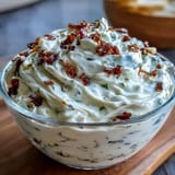 Kremige Knoblauch-Aioli mit frischem Zitronengeschmack und goldener Konsistenz.