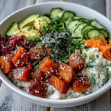 Frische Lachs-Poke-Bowl mit Edamame, Avocado, perfekt für leichte Abendessen.