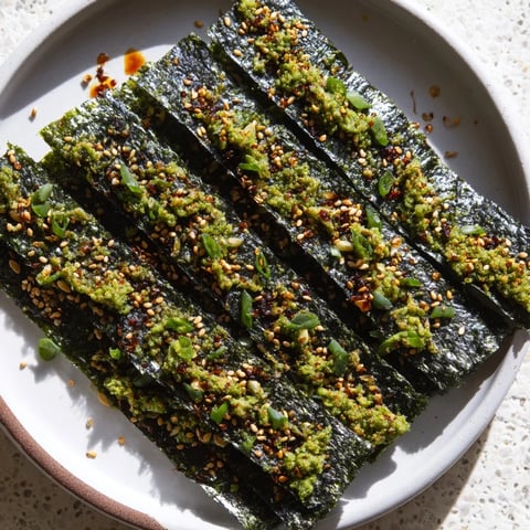 Golden, crispy Snacks de Vague Surf, a delightful seaweed snack with sesame seeds, ready to eat.