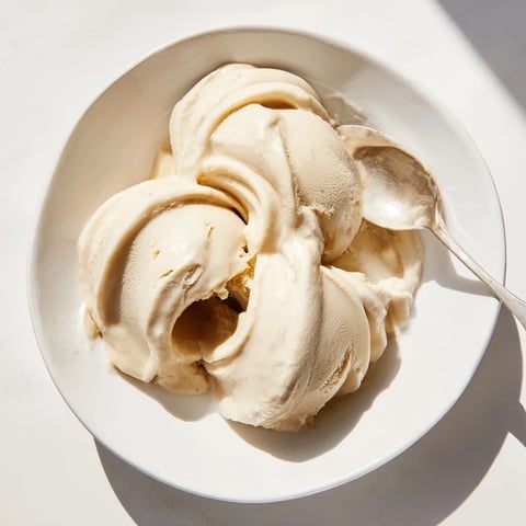 Cremiges 2-Zutaten-Bananen-Eis: Eine Schüssel voller gefrorener, pürierter Bananen, serviert als gesunder Genuss.