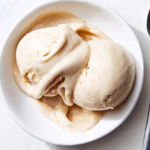 Ein Klecks 2-Zutaten-Bananen-Eis: Unberührtes, gefrorenes Eis, das aus Bananen und Milch in einer Schale zubereitet wurde.