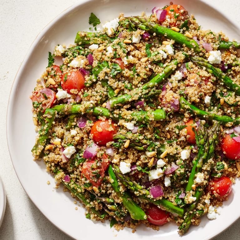 Vibranter Asparagus-Quinoa-Salat, ideal für ein leichtes Mittagessen oder als Beilage.