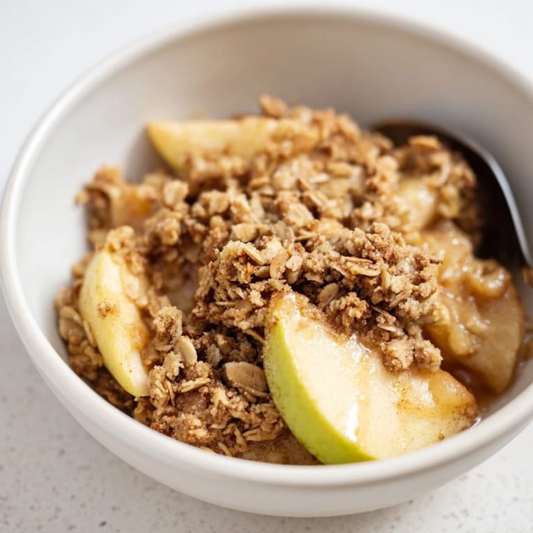 Leckeres Apfel-Zimt-Crumble, perfekt mit Vanilleeis für die ganze Familie.  