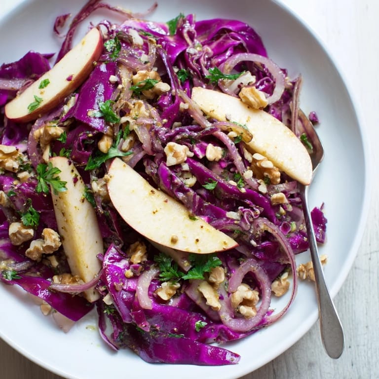 Farbenfroher Warm Red Cabbage Salad, ideal als Beilage oder leichtes Hauptgericht servieren.  