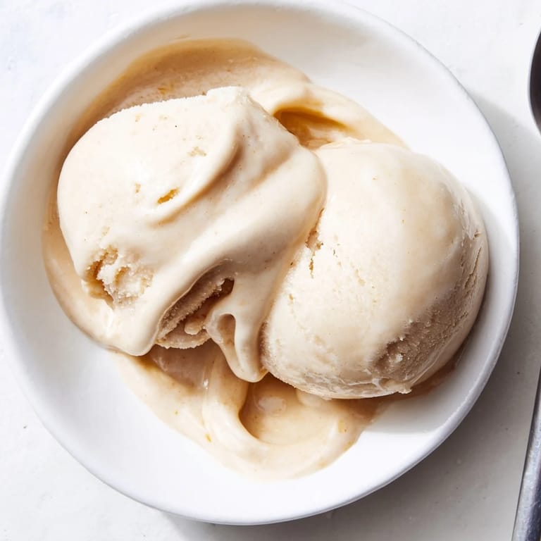 Ein Klecks 2-Zutaten-Bananen-Eis: Unberührtes, gefrorenes Eis, das aus Bananen und Milch in einer Schale zubereitet wurde.