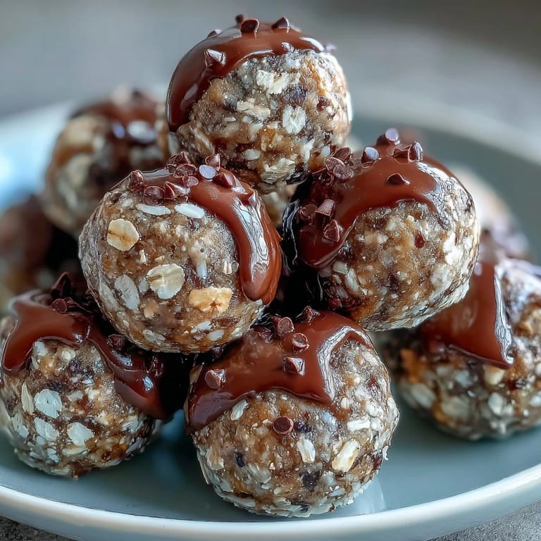 Bunte, knusprige Energiebällchen mit Haferflocken und Schokostückchen für zwischendurch.