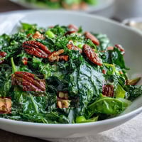 Frischer Frühlingssalat mit Honig-Senf-Dressing und gerösteten Mandeln, knackig und lebendig mit grünen Blattsalaten, Gurken und Radieschen.