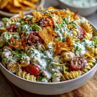 Lebhafte Taco-Nudelsalat-Schüssel mit frischen Gemüse und cremiger Sauce, perfekt für Sommer-Brunchs.