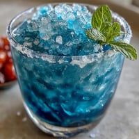 Erfrischender Blaubeer-Limonaden-Slushie mit leuchtend blauer Farbe und fruchtigem Zitronengeschmack.