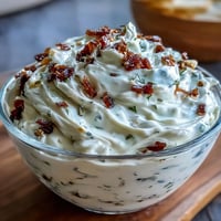 Kremige Knoblauch-Aioli mit frischem Zitronengeschmack und goldener Konsistenz.