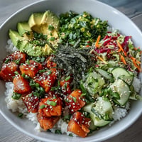 Bunter Lachs-Poke-Bowl mit Edamame und cremigem Avocado-Topping.